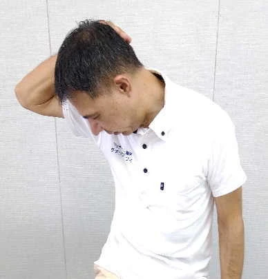 首をゆっくり横に倒してストレッチする店主