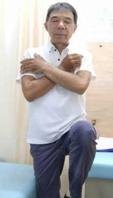 室内で片足立ちセルフケアをする様子