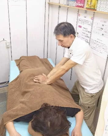 お好みに合わせた力加減でもみほぐしを行う様子