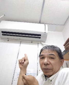 冷房の寒さを感じる店主