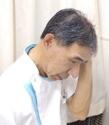 頭まわりを気にする店主