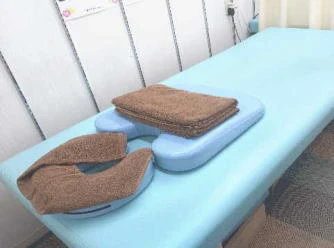 タオルを準備した店内の施術ベッド