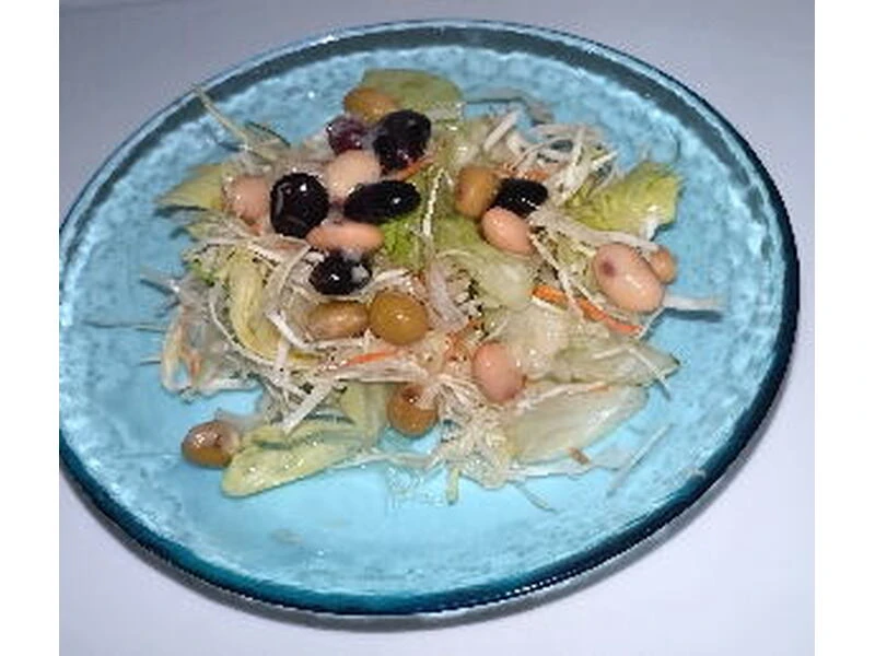 大豆と黒豆をのせたサラダ