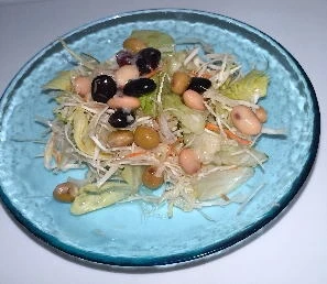 大豆と黒豆をのせたサラダ