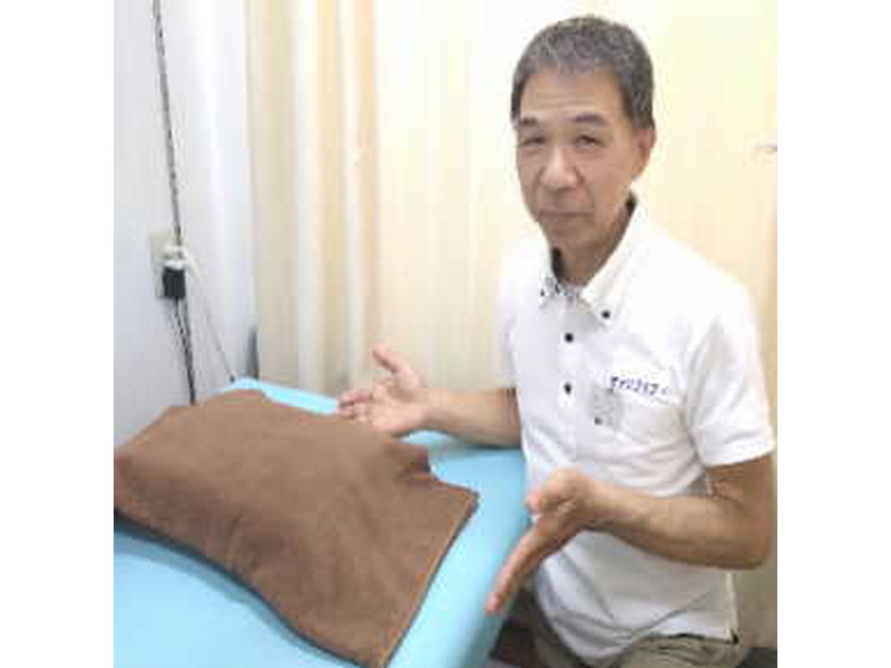 枕の高さを確認している様子