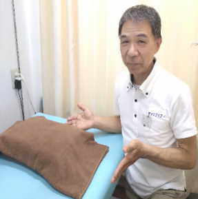 枕の高さを確認している様子