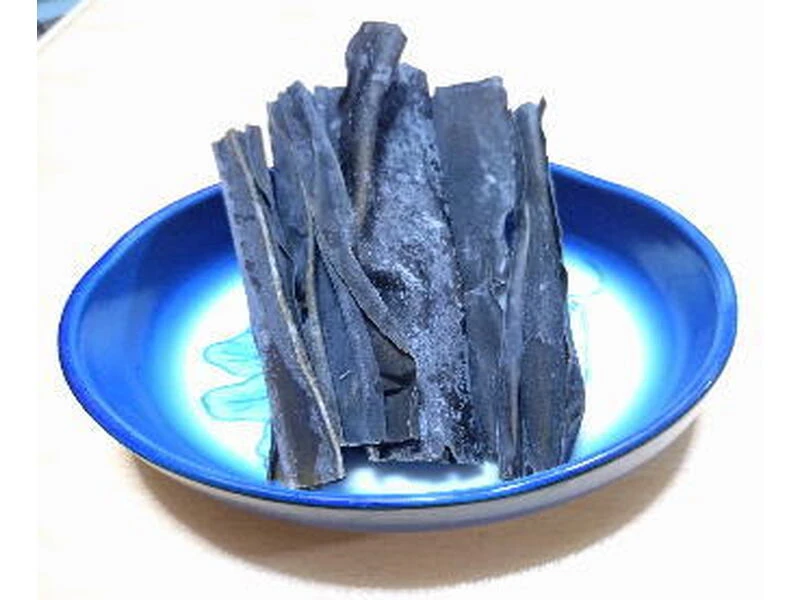 昆布を皿に盛り付けた画像