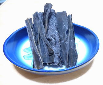 昆布を皿に盛り付けた画像