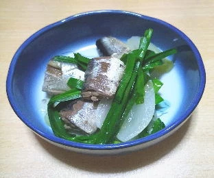 イワシと玉ねぎ、ニラの炒め物
